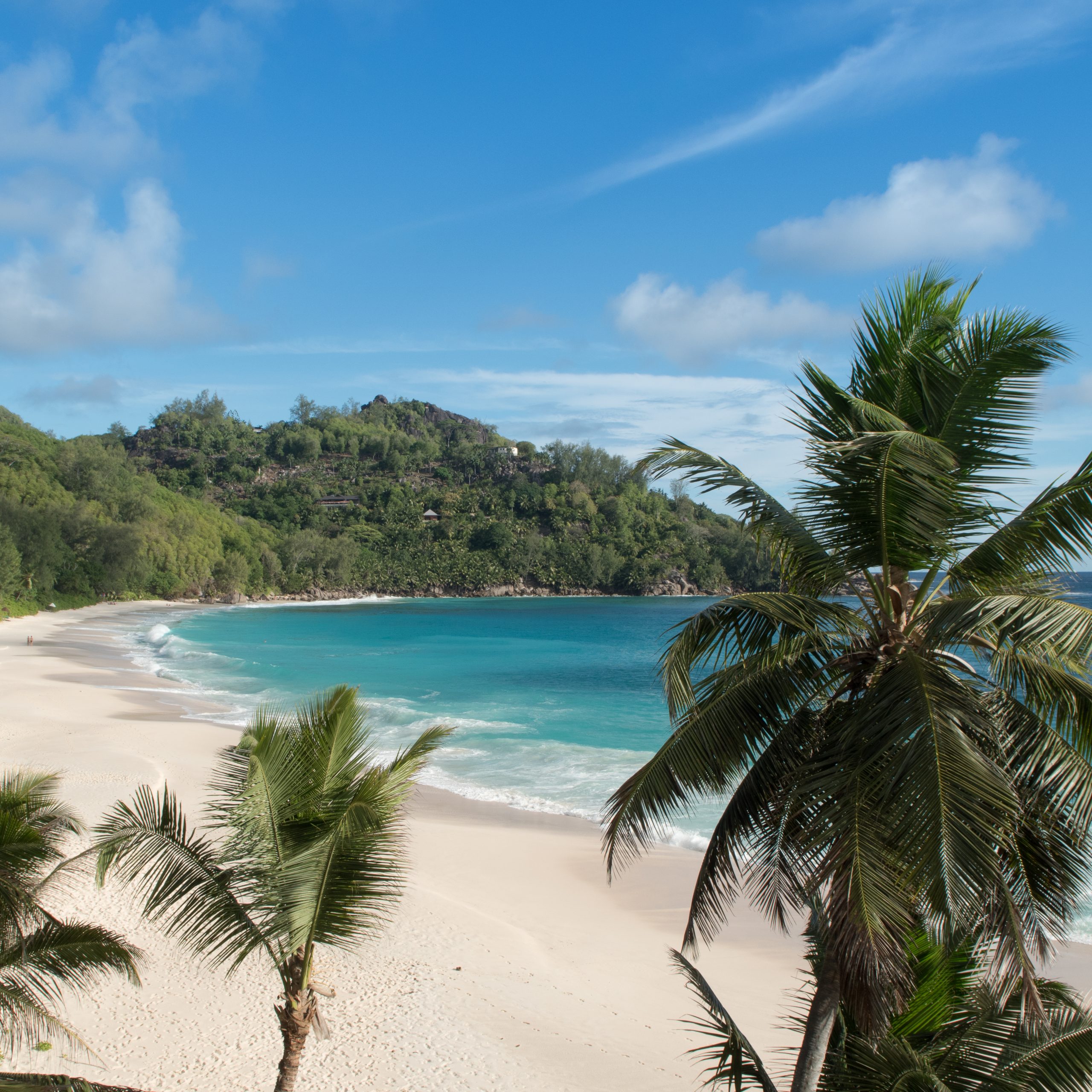 Plage aux Seychelles au coucher du soleil